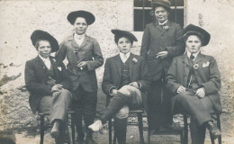 Carte-Photo Originale - Vintage - Mode - 5 Femmes Vétues En Costume / Pantalon + Béret - Cigarette à La Main (Ca 1910) - Anonymous Persons