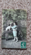 CPA ENFANT FILLE FILLETTE  CHIEN SUR BANC GRATTE GRATTE 1913 AUTRE MODELE - Scenes & Landscapes