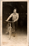 CP Carte Photo D'époque Photographie Vintage Homme Vélo Bicyclette Cigarette - Non Classificati