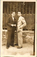 CP Carte Photo D'époque Photographie Vintage Homme Mode Amis  - Unclassified