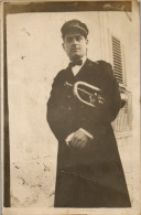 CP Carte Photo D'époque Photographie Vintage Homme Mode Trompette Uniforme - Sin Clasificación