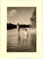 Photographie Photo Vintage Snapshot Amateur Couple Bain Baignade Maillot De Bain - Anonymous Persons
