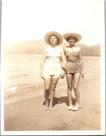 Photographie Photo Vintage Snapshot Amateur Femme Amies Plage Mode Chapeau - Other & Unclassified