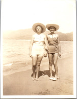 Photographie Photo Vintage Snapshot Amateur Femme Amies Plage Mode Chapeau - Autres & Non Classés