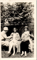 Photographie Photo Vintage Snapshot Amateur Jeune Femme Mode Jardin  Chapeau - Andere & Zonder Classificatie