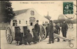 CPA Bourges Cher, Französische Soldaten Beim Laden Der Kanonen - Other & Unclassified
