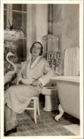Photographie Photo Vintage Snapshot Amateur Suisse Femme Salle De Bain Peignoir - Anonymous Persons