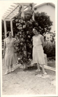 Photographie Photo Vintage Snapshot Amateur Femme Mode Robe Fleurs - Autres & Non Classés