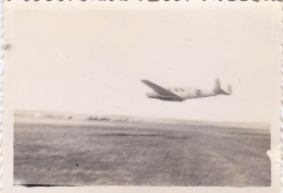 Photo De Particulier Aérodrome Constantine Avion Atterrissant A Identifier   Réf 30846 - Luchtvaart