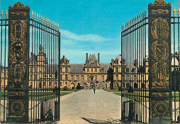 77 - Fontainebleau - Palais De Fontainebleau - Les Grilles  La Cour Du Cheval Blanc Ou Des Adieux  La Façade Principale  - Fontainebleau