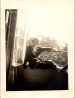 Photographie Photo Vintage Snapshot Amateur Contrejour Fenêtre Lumière Femme - Personnes Anonymes
