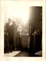 Photographie Photo Vintage Snapshot Amateur Contrejour Fenêtre Lumière Femme - Personnes Anonymes