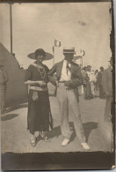 Photographie Photo Vintage Snapshot Amateur Couple Mode Chapeau Canotier - Sonstige & Ohne Zuordnung