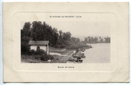 CPA Embossée En Cuvette Voyagé 1915 * SAINT PIERRE Du VAUVRAY Bords De Seine ( Maisonette Barques ) - Autres & Non Classés