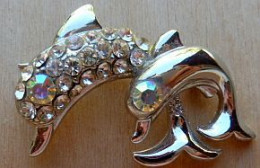 Broc-036 Couple De Poissons  Dauphins En Métal Gris à Décor De Brillants.de 40mm/21mm - Broches