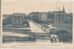 Bernières Sur Mer (14 Calvados) Rue De La Gare Le Passage A Niveau - édit. BF N° 24 - Autres & Non Classés