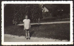 Kid Little  Girl In Park Real Old Photo 7x11 Cm #41153 - Personnes Anonymes