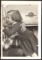 Kid Little  Girl  And Boy Kiss Kissing  Real Old Photo 9x13 Cm #41137 - Personnes Anonymes