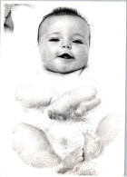 Bébé Dans Un Bain Moussant - Portraits