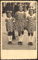 Kids Three Little  Girls Nice Dress On Street   Real Old Photo 9x13 Cm #41139 - Personnes Anonymes