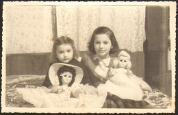 Kids Two Little Girls With Dolls Toys On Bed  Real Old Photo 9x14 Cm #40985 - Personnes Anonymes