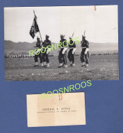 PHOTO - MAROC  MEKNES - DRAPEAU DU 1ER REGIMENT DE TIRAILLEURS MAROCAINS  + CARTE DE VISITE DU GENERAL DUVAL - 1953 - Guerra, Militari