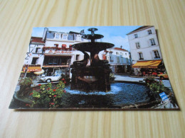 Remiremont (88).La Fontaine Monumentale, Place De La Courtine - Carte Animée Avec Commerces. - Remiremont