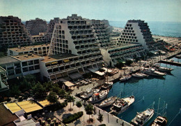 RECTO/VERSO - CPSM - LA GRANDE MOTTE - BATEAUX AU QUAI D'HONNEUR VU DE L'HOTEL FRANTEL - VUE PLONGEANTE - Andere & Zonder Classificatie