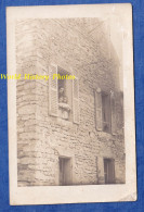 CPA Photo - Beau Portrait De Famille à La Fenêtre - Maison à Situer - Enfant Fille Femme Volets Façade Architecture - Zu Identifizieren