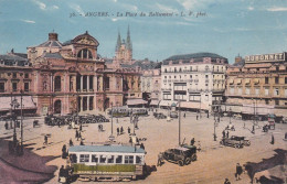 ANGERS -- La Place Du Ralliement ( Tramway Avec Pub BON MARCHE, Animée, Voitures, Pub DUBONNET) Carte Colorisée - Angers