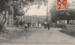 77 CPA HERME RUE DE LA GARE ET LE PASSAGE A NIVEAU - Autres & Non Classés