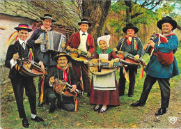 Groupe Folklorique " Les Enfants De L'Auvergne à Clermont-Ferrand - Vielleux Et Cabretaïre - Muziek