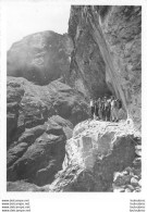 PYRENEES ALPINISME CAMP  DE POUCHERGUES SENTIER EN CORNICHE 1956 PHOTO ORIGINALE 12 X 9 CM R6 - Places