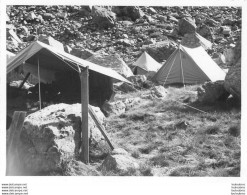 PYRENEES ALPINISME LE CAMP 1956  PHOTO ORIGINALE 11.50 X 9 CM - Places