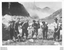 PYRENEES ALPINISME CAMP DE POUCHERGUES  AVEC MICHEL CABIDOCHE 1956 PHOTO ORIGINALE 12 X 9 CM R8 - Plaatsen