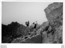 ALPINISME PYRENEES PIC DU MIDI D'OSSAU LES EBOULIS VERS LE SOMMET 1951 PHOTO ORIGINALE 13 X 9 CM - Places