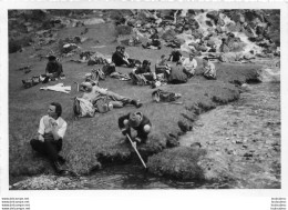 ALPINISME PYRENEES VALLEE DE POUEYTRENOUS HALTE AU BORD DU TORRENT 1950 PHOTO ORIGINALE 13 X 9 CM - Places