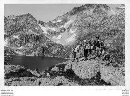 ALPINISME PYRENEES HALTE AU LAC DE MIGOUELOU 1951 PHOTO ORIGINALE 13 X 9 CM - Places