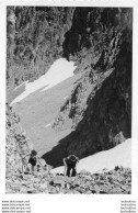 ALPINISME PYRENEES MONTEE AU COL  DU CHABARROU 1951 PHOTO ORIGINALE 13 X 9 CM - Places