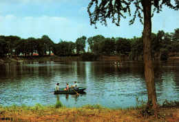 RECTO/VERSO - CPSM - LE QUESNOY - ETANG DU FER A CHEVAL - FAMILLES DE PROMENEURS DANS UNE BARQUE SUR L'ETANG - Le Quesnoy