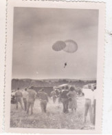 Photo De Particulier Aérodrome Constantine Démonstration Saut En Parachute  Réf 30888 - Aviación