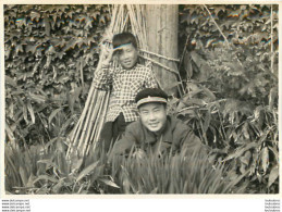 JAPONAIS AU PIED D'UN ARBRE PHOTO FORMAT 9 X 6.50 CM - Anonymous Persons