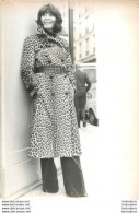 JULIETTE GRECO AVEC UN TRENCH-COAT EN PANTHERE DE SOMALIE DE CHEZ CHOMBERT 09/1971  PHOTO AFP 18X13CM - Berühmtheiten