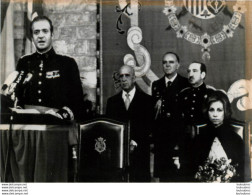 VISITE DU ROI JUAN CARLOS ET LA REINE SOPHIE A BARCELONE 02/1976 PHOTO AFP 18X13CM - Célébrités