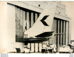 LA QUEUE DU BOEING 707  EST RESTEE DEHORS AERODROME DE VANCOUVER 02/1971 EMPLACEMENT DECOUPE PHOTO AFP 18X13CM - Luftfahrt