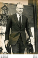 JACQUES CHABAN DELMAS PREMIER MINISTRE QUITTANT L'ELYSEE 08/1971 PHOTO AFP 18X13CM - Célébrités