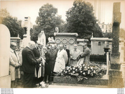 HOMMAGE A ALBERT BAYET AU CIMETIERE MONTPARNASSE 06/1975 EX PRESIDENT PRESSE CLANDESTINE  PHOTO AFP 18X13CM - Famous People