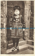 R646668 London. A Warder. Tower Of London. Postcard - Andere & Zonder Classificatie