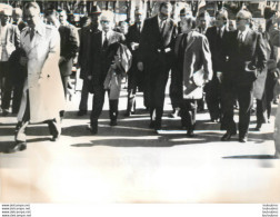 JACQUES CHIRAC A CLERMONT FERRAND 02/1976  AVEC LES NOTABLES DE BUGEAT PHOTO 18X13CM - Célébrités