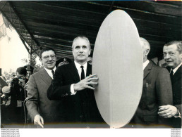 CHABAN DELMAS INAUGURE LE CHANTIER DU TRANS-AQUITAIN 01/1971 A BISCAROSSE PHOTO 18 X 13 CM - Célébrités